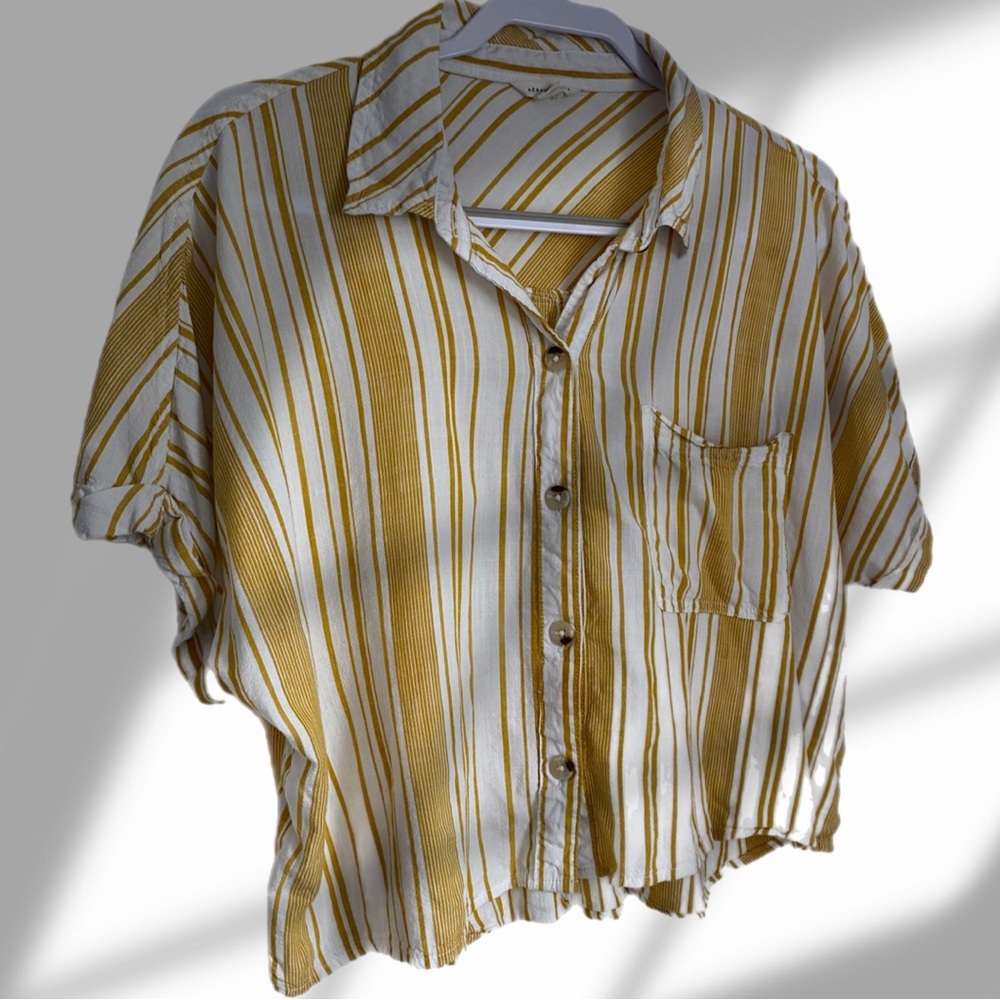 Aeropostale Cropped button up top